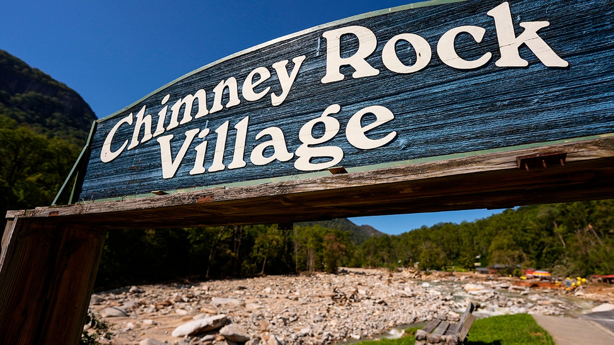 Sinal de Chimney Rock em frente aos danos do furacão