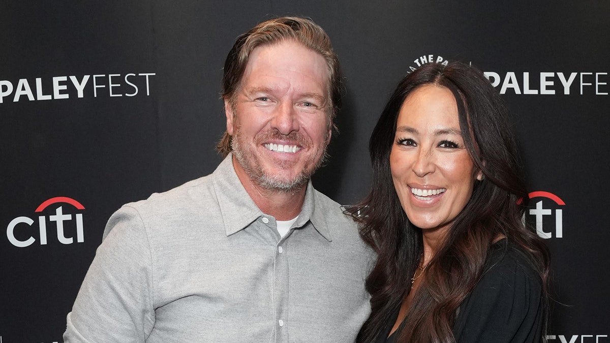 Chip y Joanna Gaines sonriendo juntos