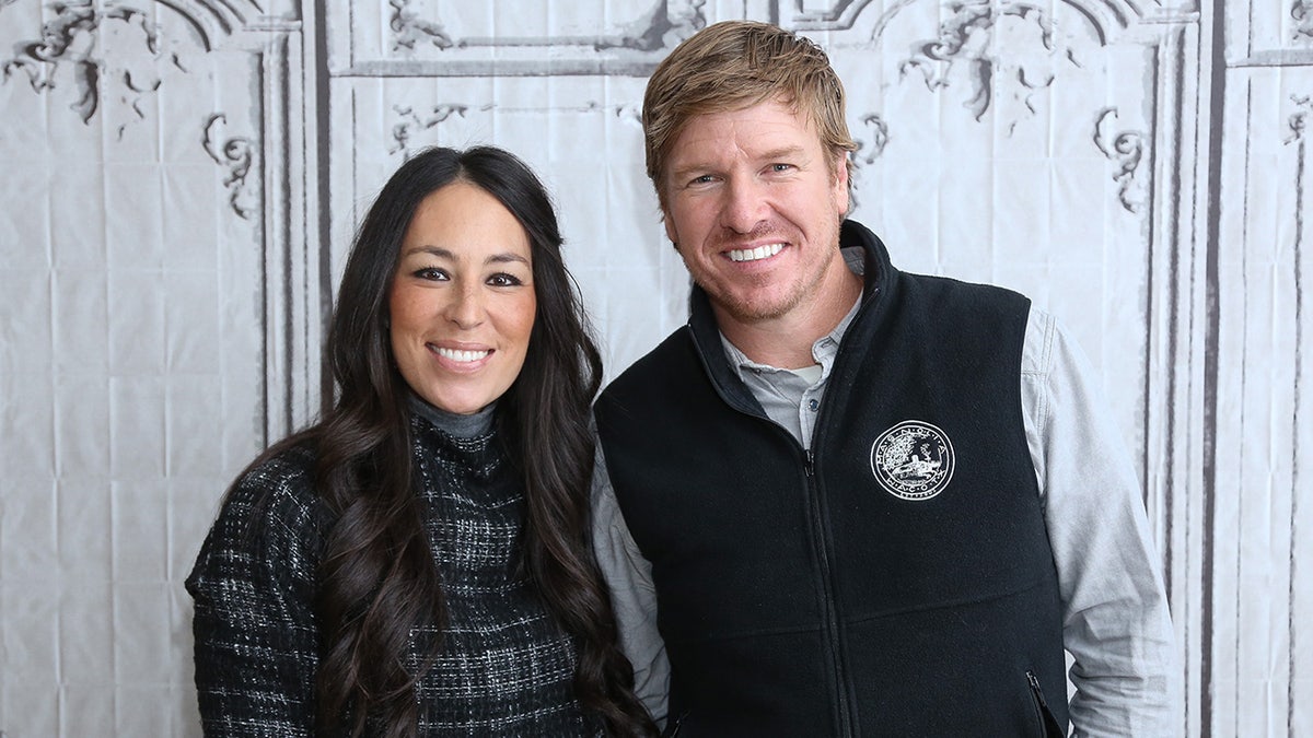 Joanna y Chip Gaines posando en la alfombra roja