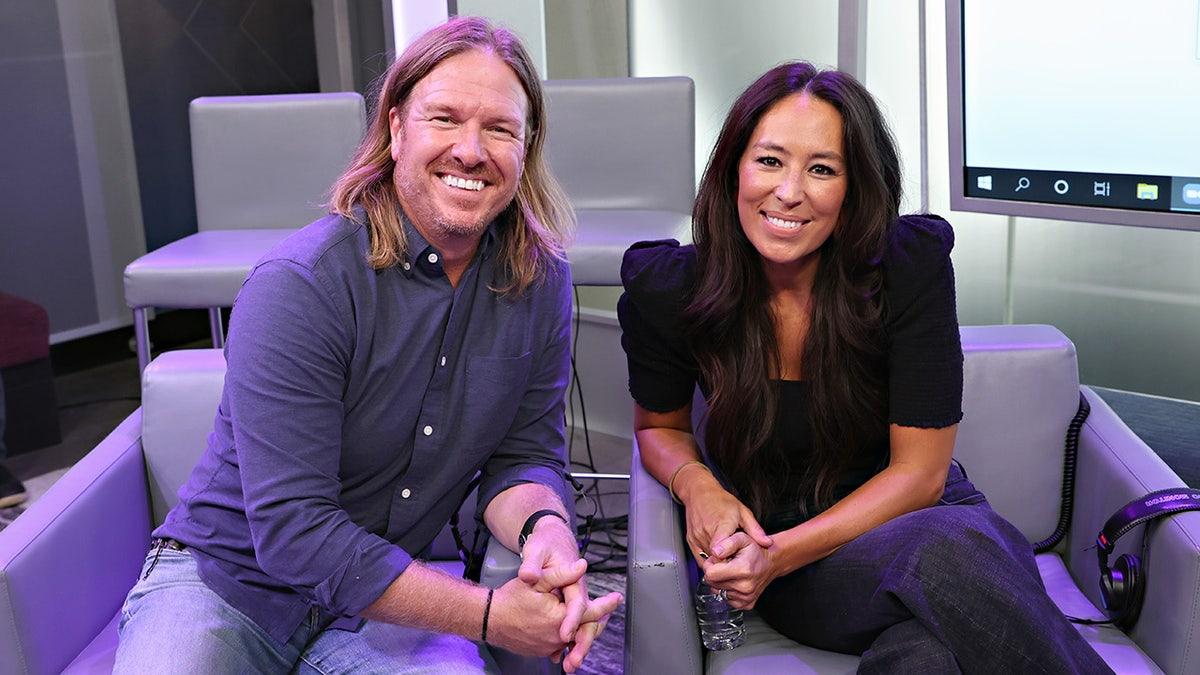 Chip y Joanna Gaines sentados juntos