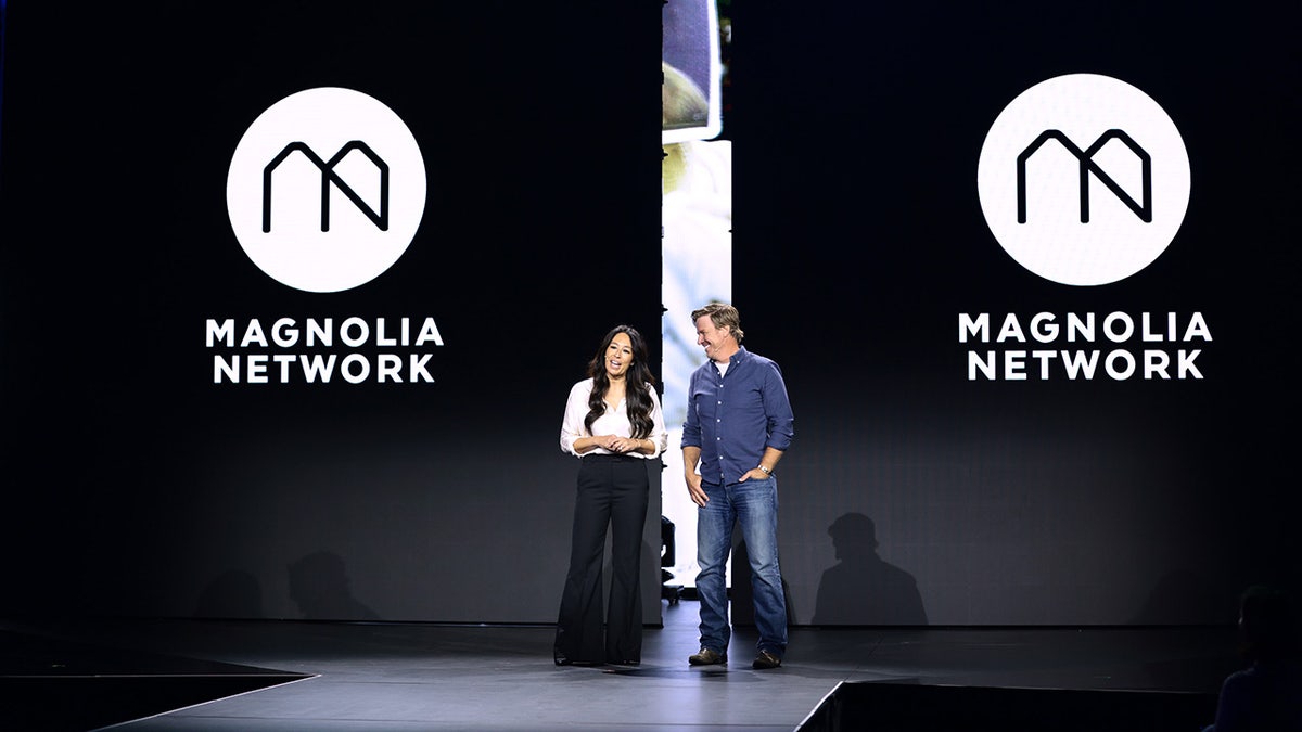 Chip y Joanna Gaines delante del cartel de Magnolia Network