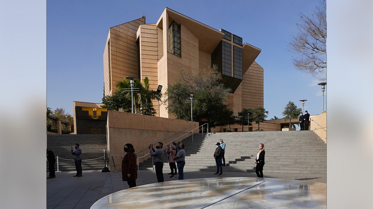 Serviço memorial fora da Catedral Católica de Nossa Senhora dos Anjos, em Los Angeles