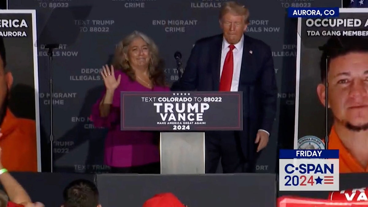 Cindy Romero en el escenario con el ex presidente Donald Trump