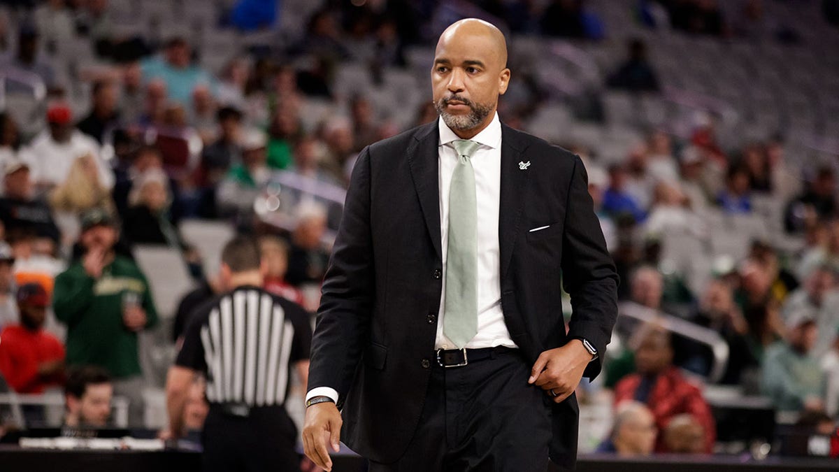 Amir Abdur-Rahim coaches during game