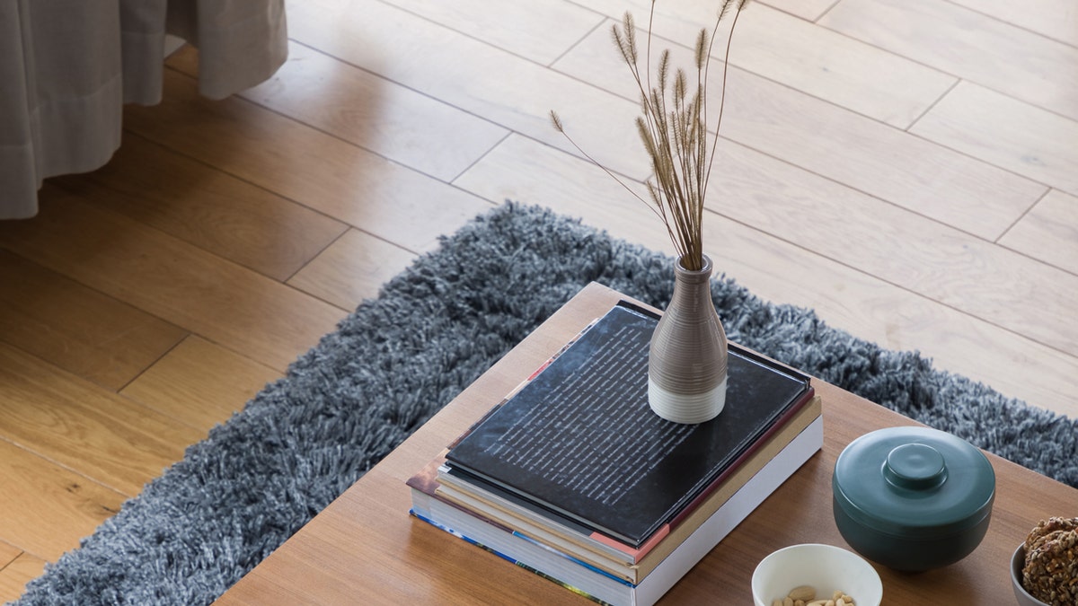 Mesa de centro con decoración. 