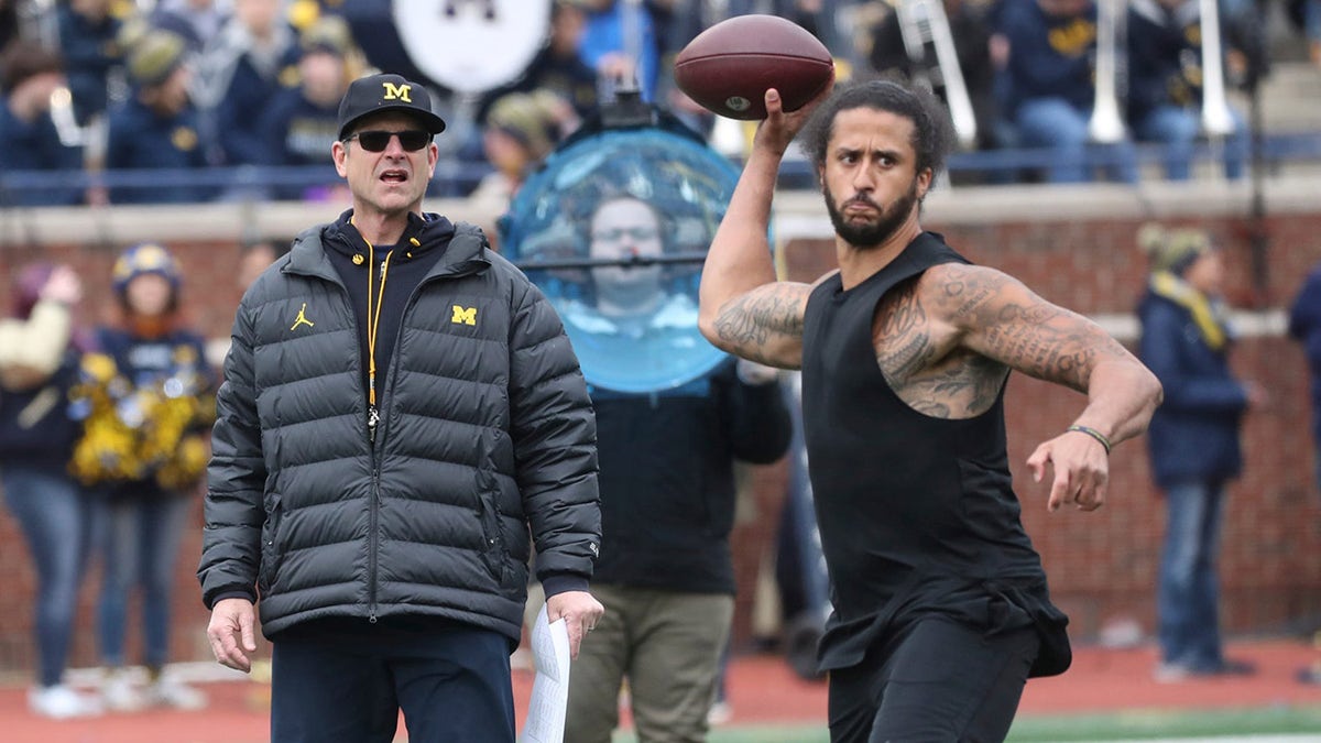 Jim Harbaugh observa a Colin Kaepernick lanzar un pase