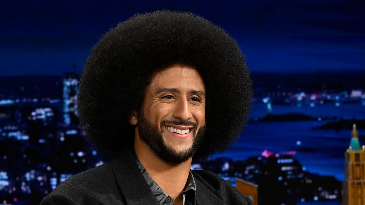 Colin Kaepernick es entrevistado en un programa de entrevistas