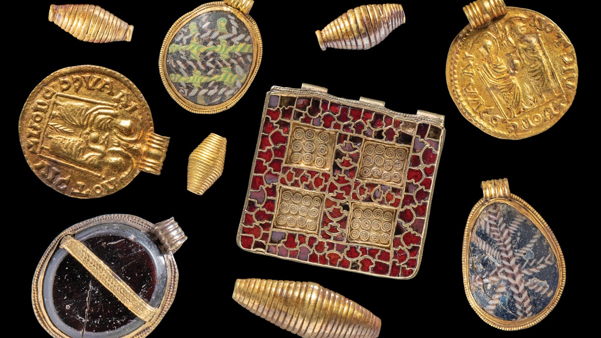 Una colección de los colgantes de The Harpole Treasure.