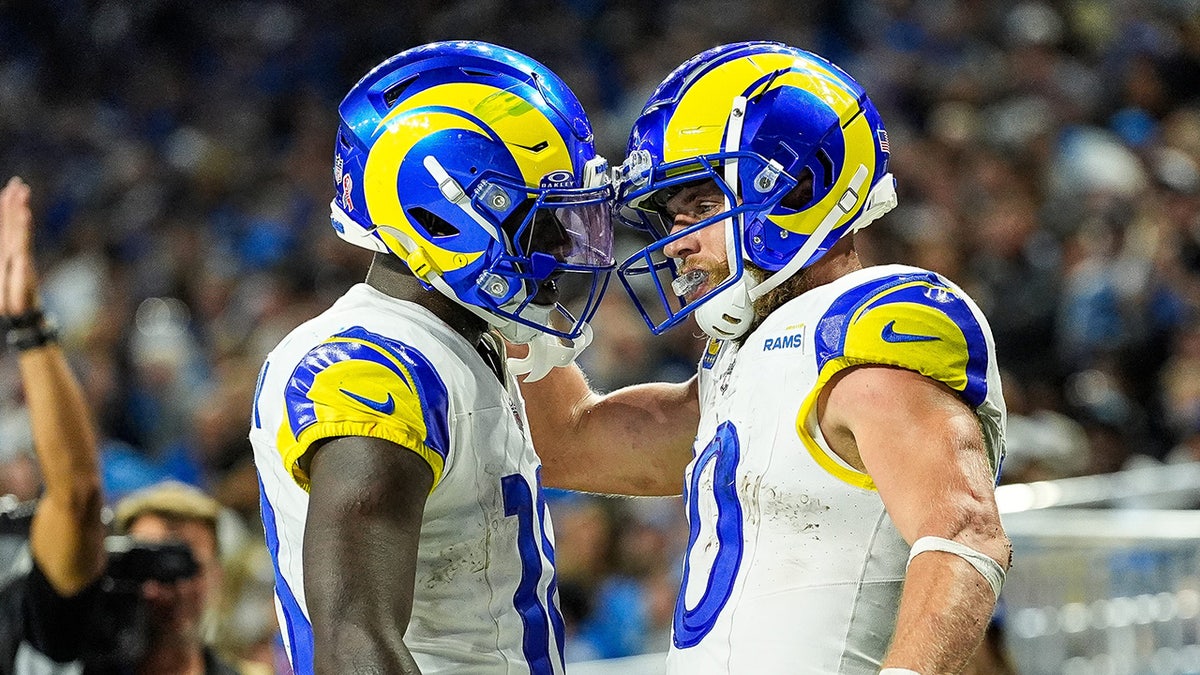 Cooper Coop Tyler celebra o touchdown com Johnson