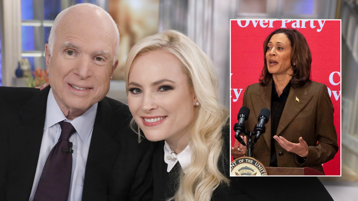 John dan Meghan McCain tersenyum di samping Harris yang sedang berbicara