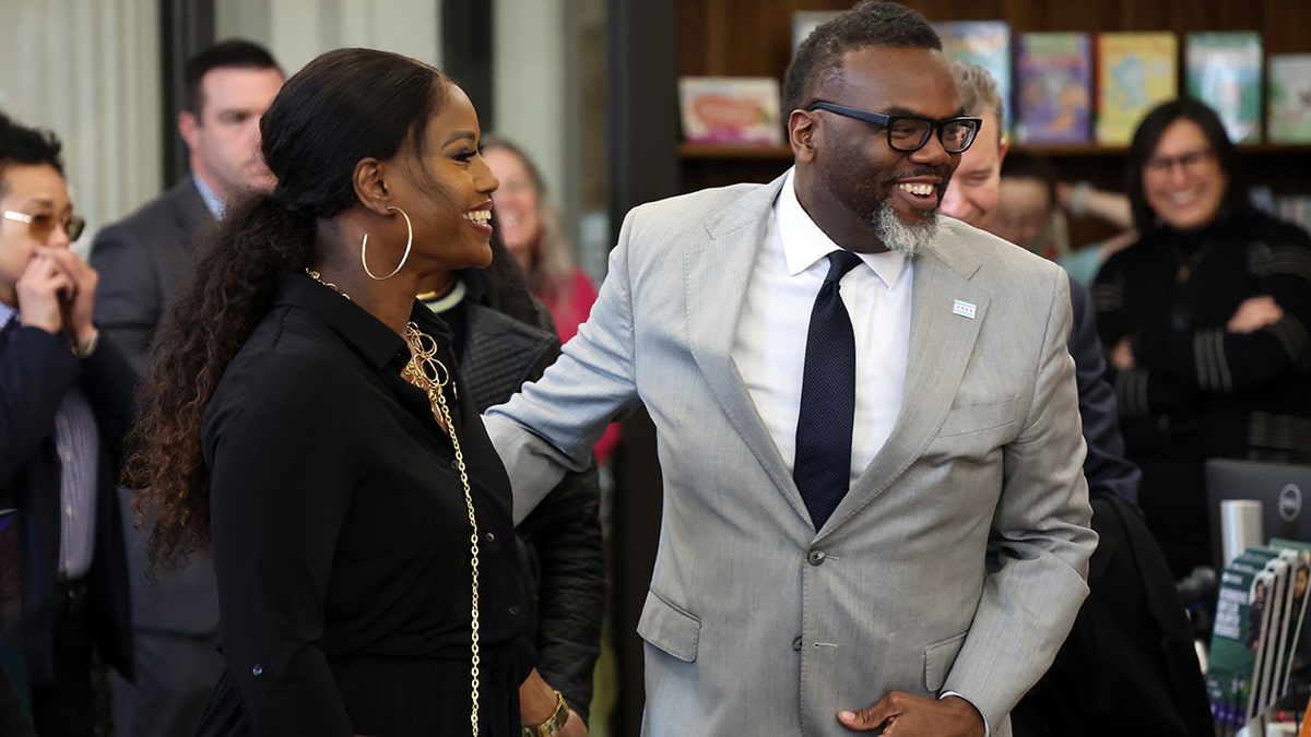 El alcalde de Chicago, Brandon Johnson, y la presidenta de la CTU, Stacy Davis Gates