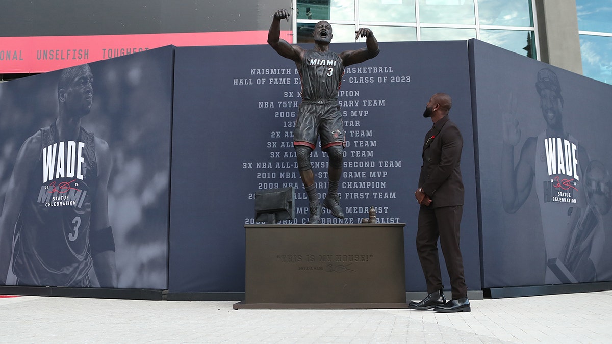 Dwyane Wade looking astatine statue