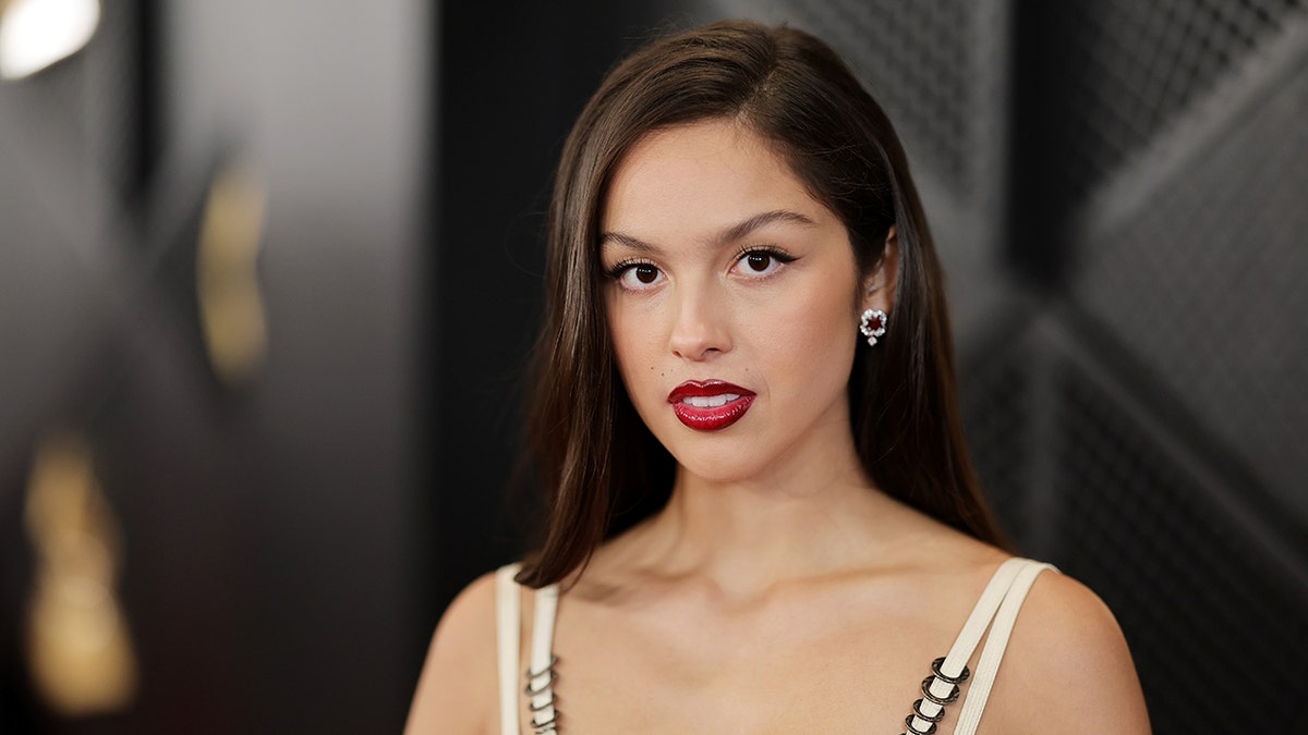 Olivia Rodríguez mira directamente a la cámara en la alfombra de los premios Grammy