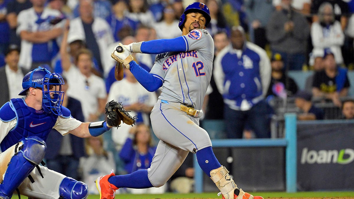 Francisco Lindor hace swing y falla