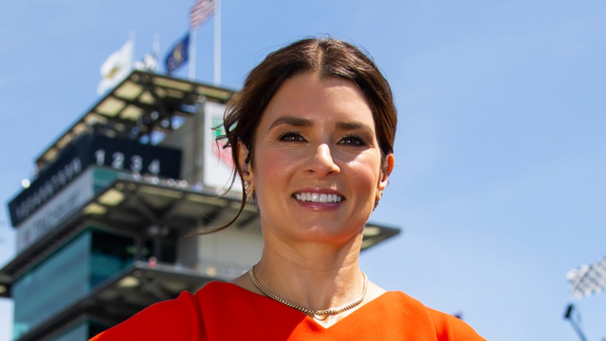 Danica Patrick sorri