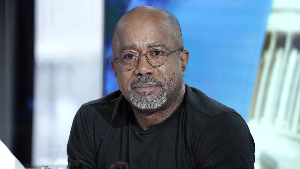 Darius Rucker con gafas