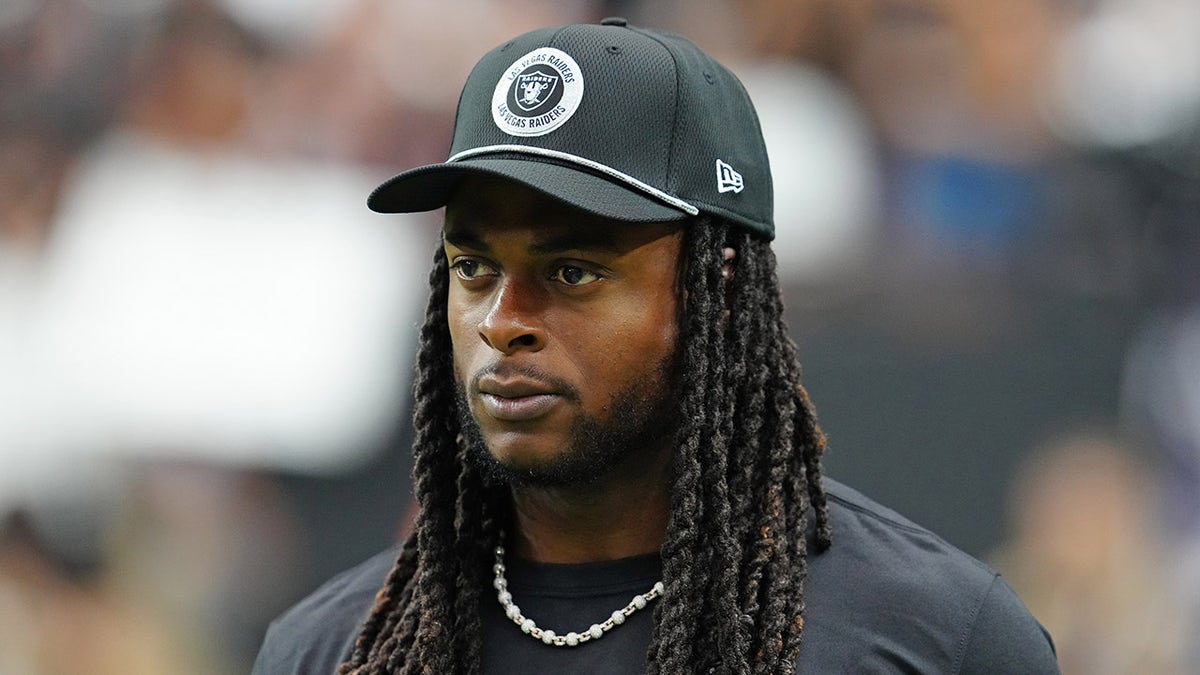 Davante Adams observa