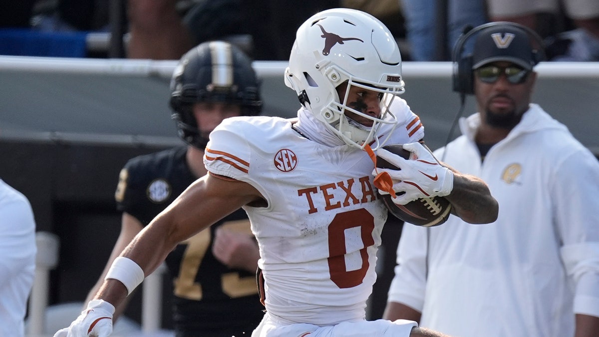 DeAndre Moore Jr. runs for a TD