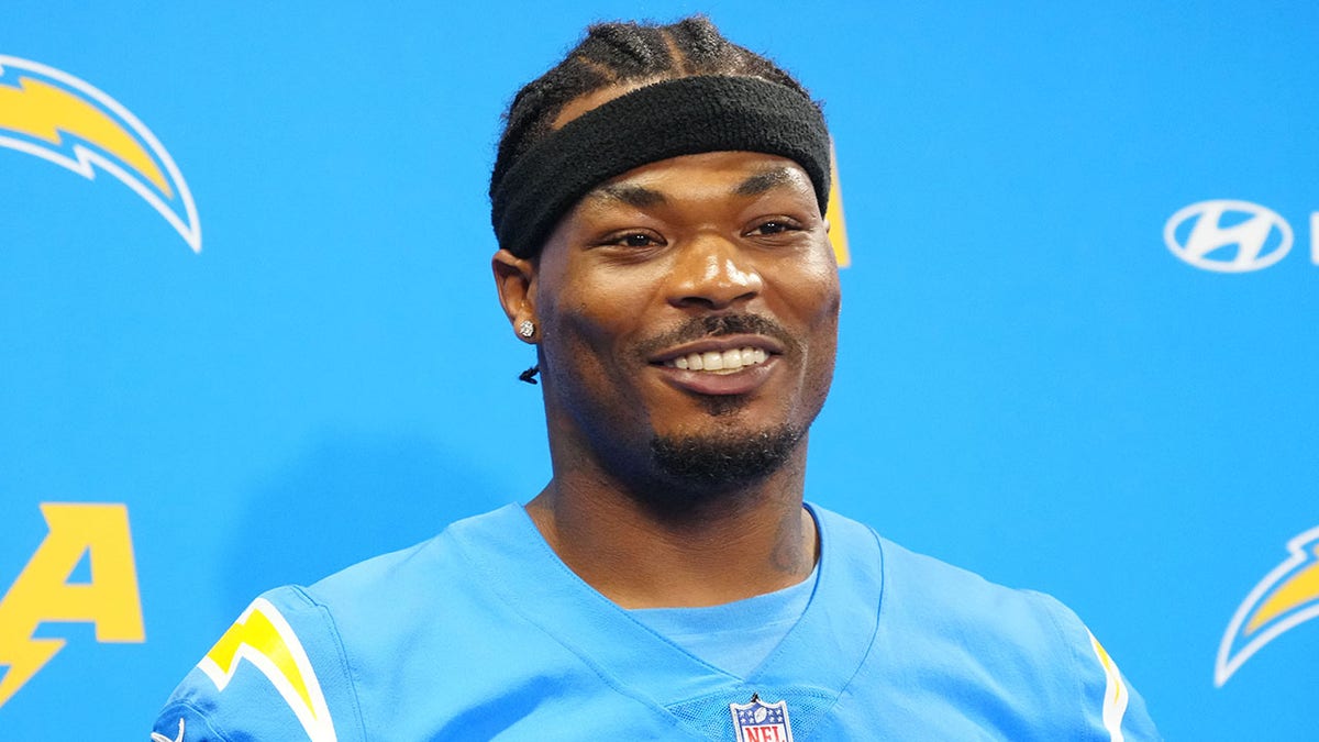 Derwin James sonríe