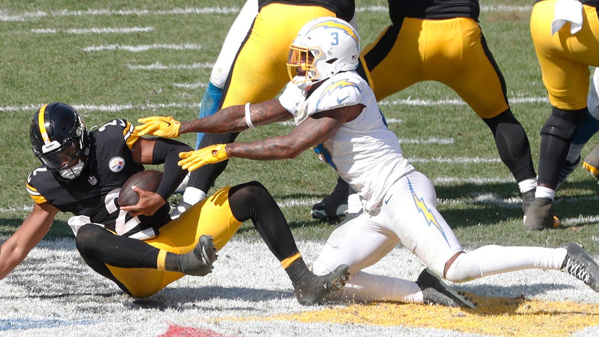 Derwin James tackles Justin Fields