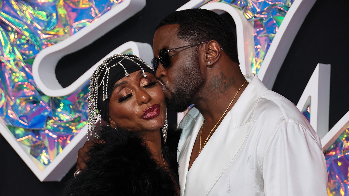 Sean Diddy Combs mengenakan kemeja putih di VMA bersama ibunya, Janice Combs.