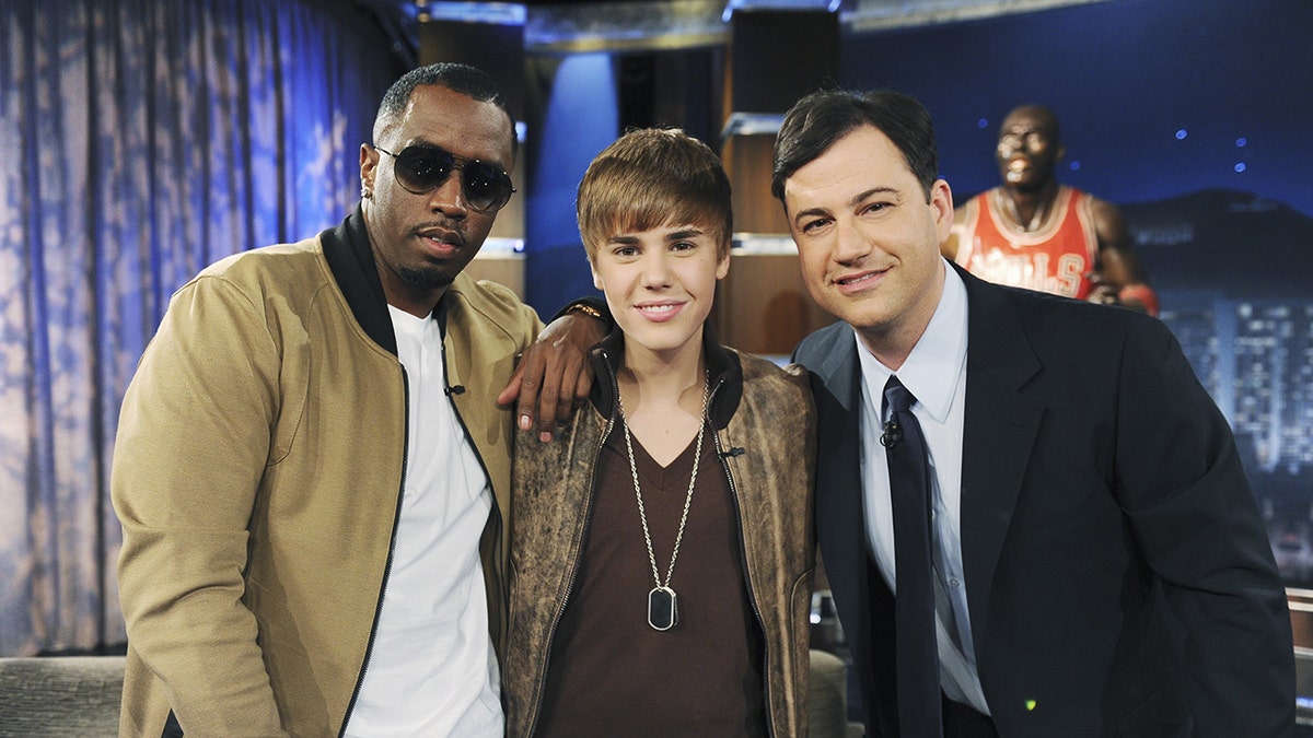 Justin Bieber lleva una cazadora bomber a juego con Sean Diddy Combs, mientras que Jimmy Kimmel lleva una americana.