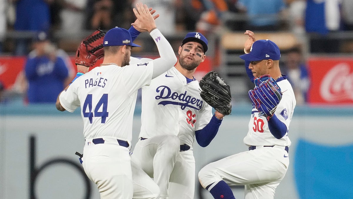 Los jugadores de los Dodgers celebran