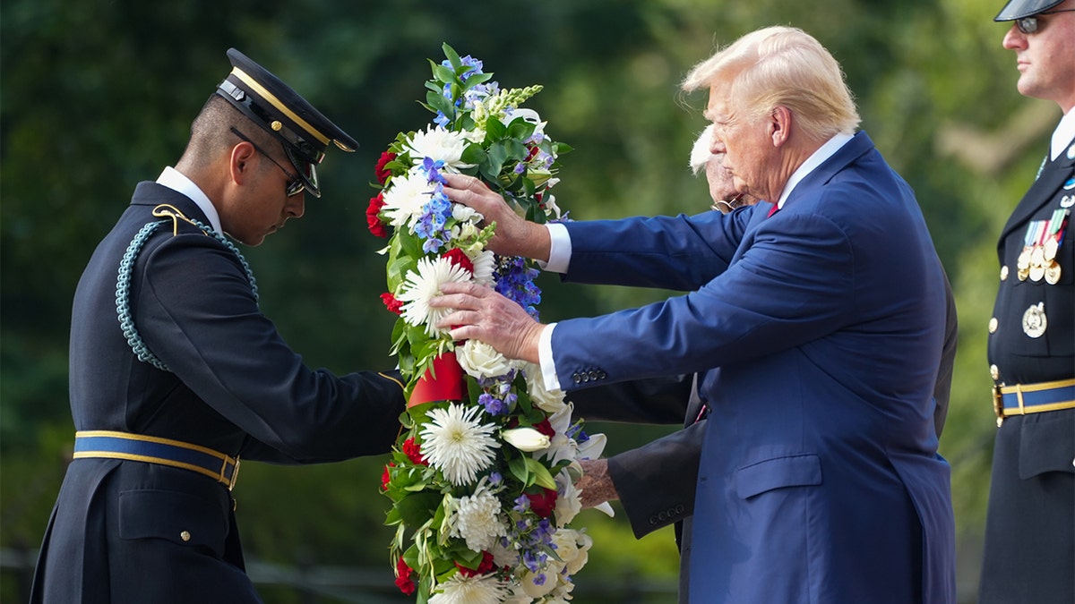 Donald Trump visita el cementerio de Arlington