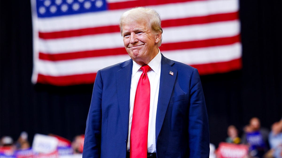 Trump frente a la bandera