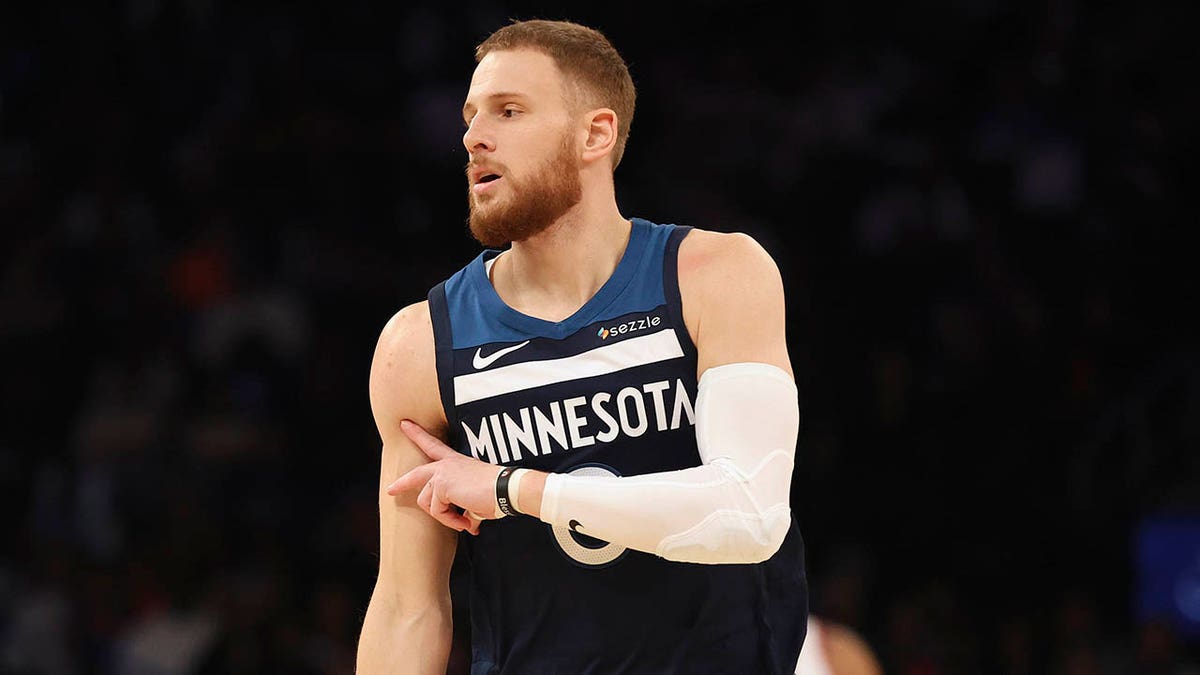 Donte DiVincenzo celebrates