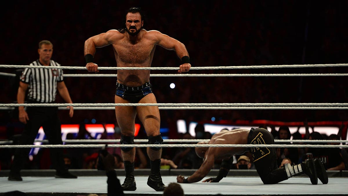 Drew McIntyre contra las cuerdas