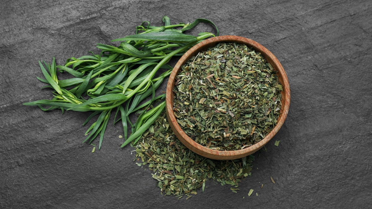 Tarragon kering di atas meja