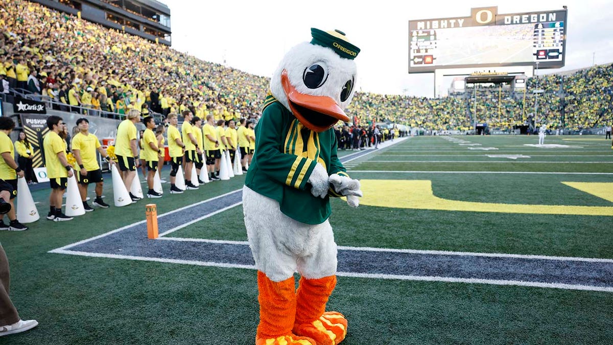 Sydney Sweeney reacts to Oregon mascot's flirty 