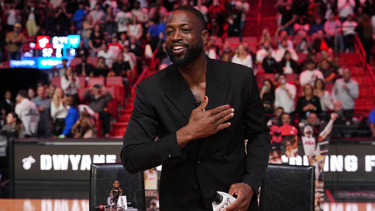 Dwyane Wade salutes the crowd