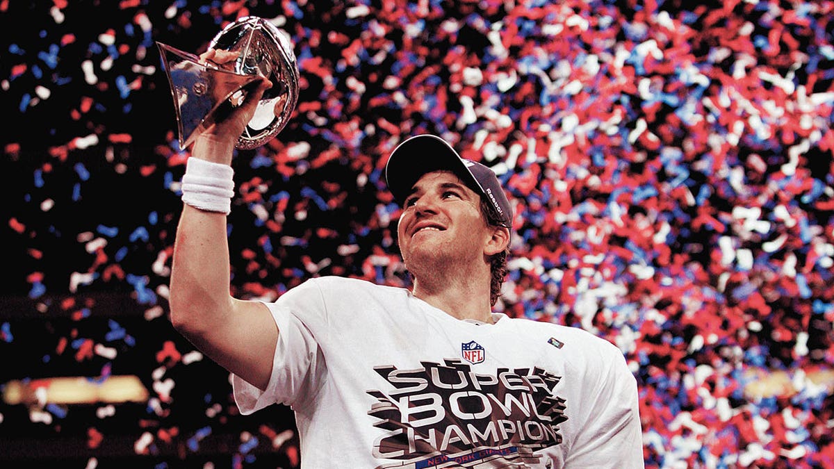 Eli Manning lifts the trophy