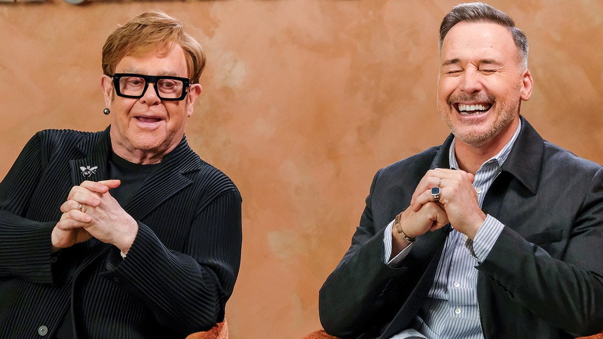 Elton John dan David Furnish tertawa bersama