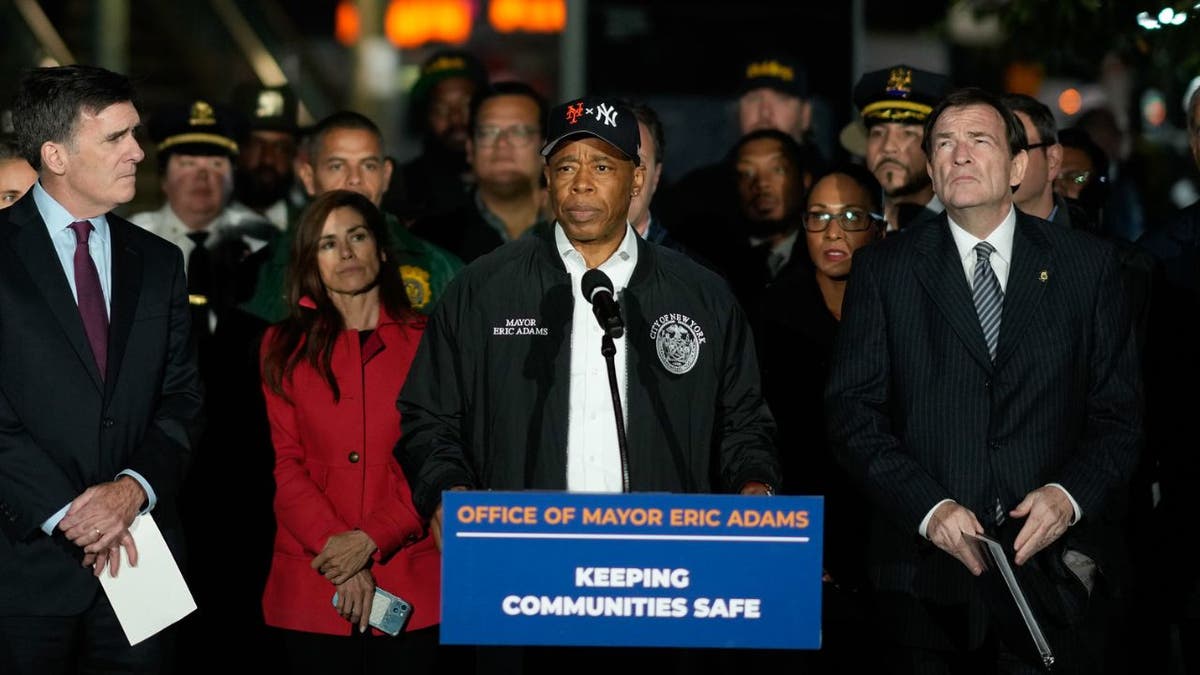 Eric Adams rueda de prensa Queens Roosevelt Avenue