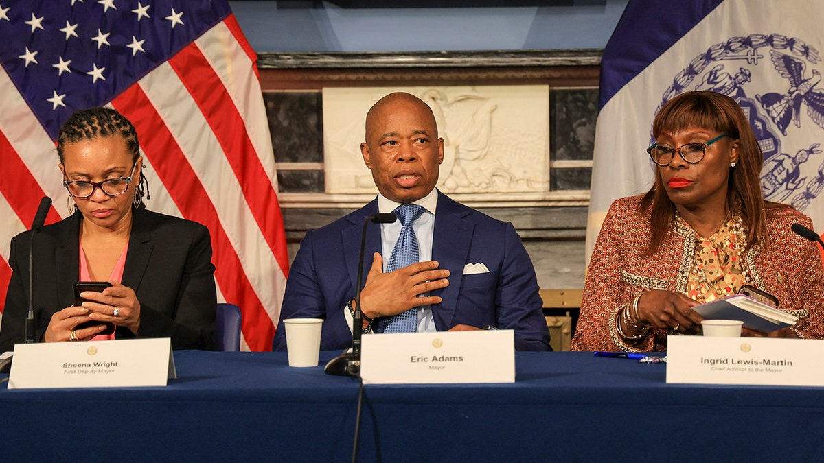 Sheena Wright y el alcalde de NYC Eric Adams en rueda de prensa