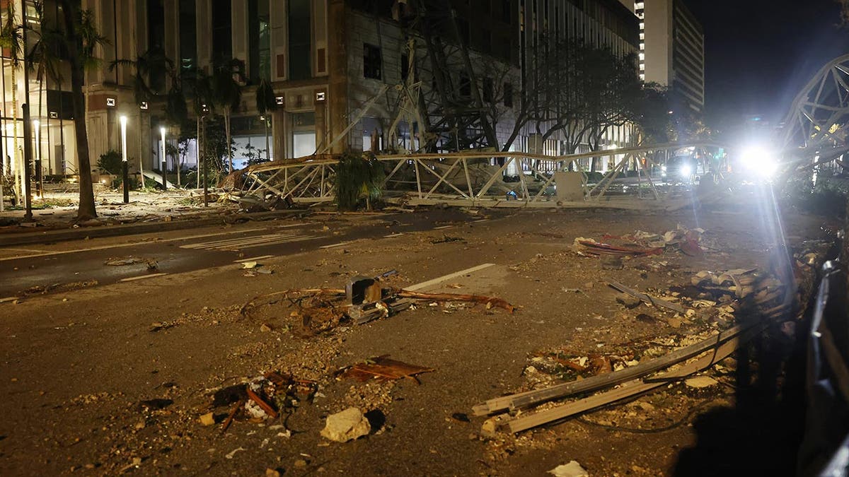 Una grúa permanece en la calle tras estrellarse contra el edificio que alberga el Tampa Bay Times