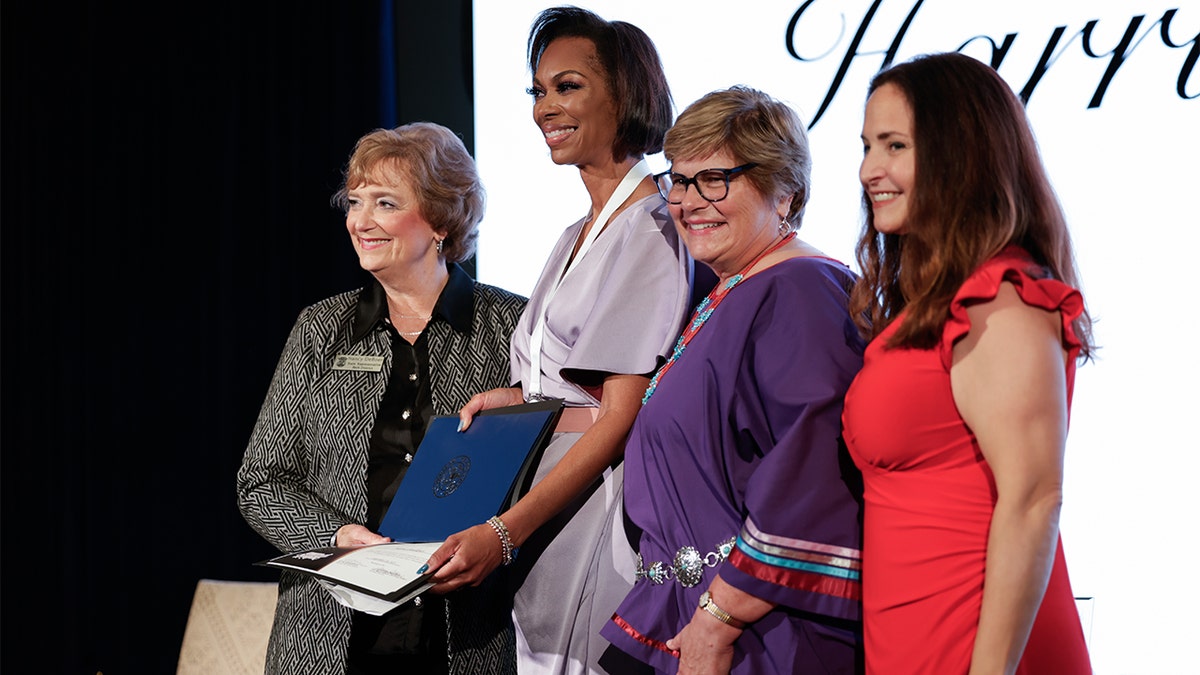 Fox News’ Harris Faulkner honored by Christian group as Woman of Distinction