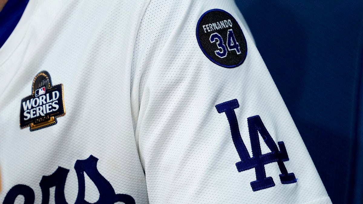 Fernando Valenzuela spot  connected  a jersey