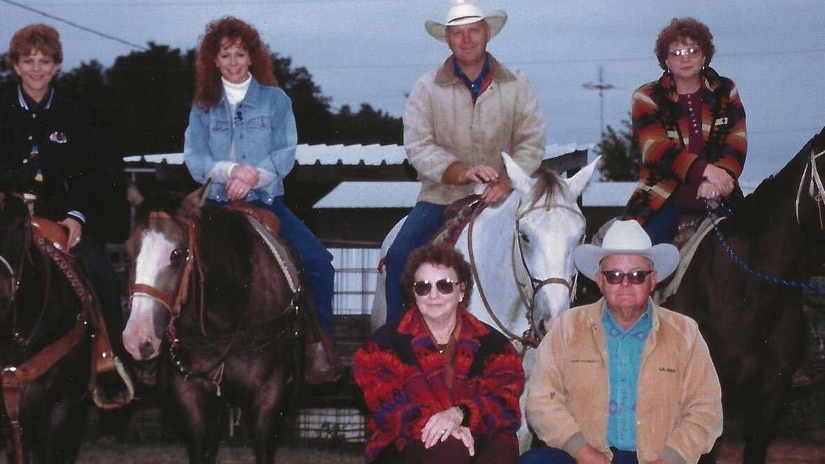 reba mcentire met haar familie op de ranch