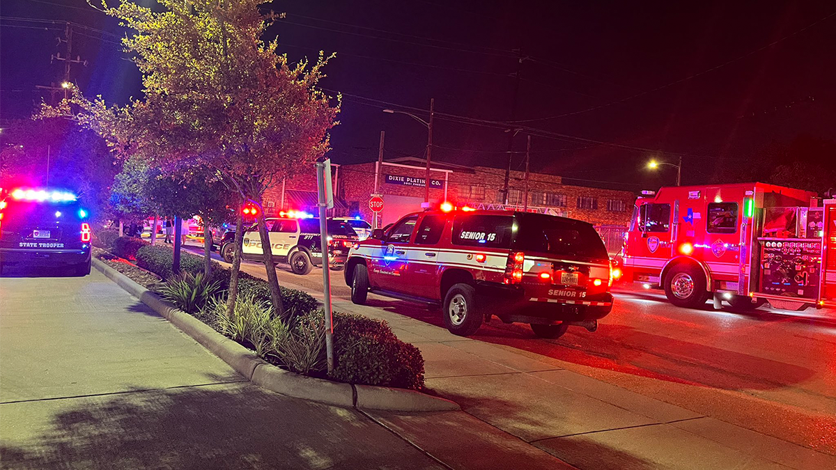 Los bomberos responden a un accidente de helicóptero en Houston.