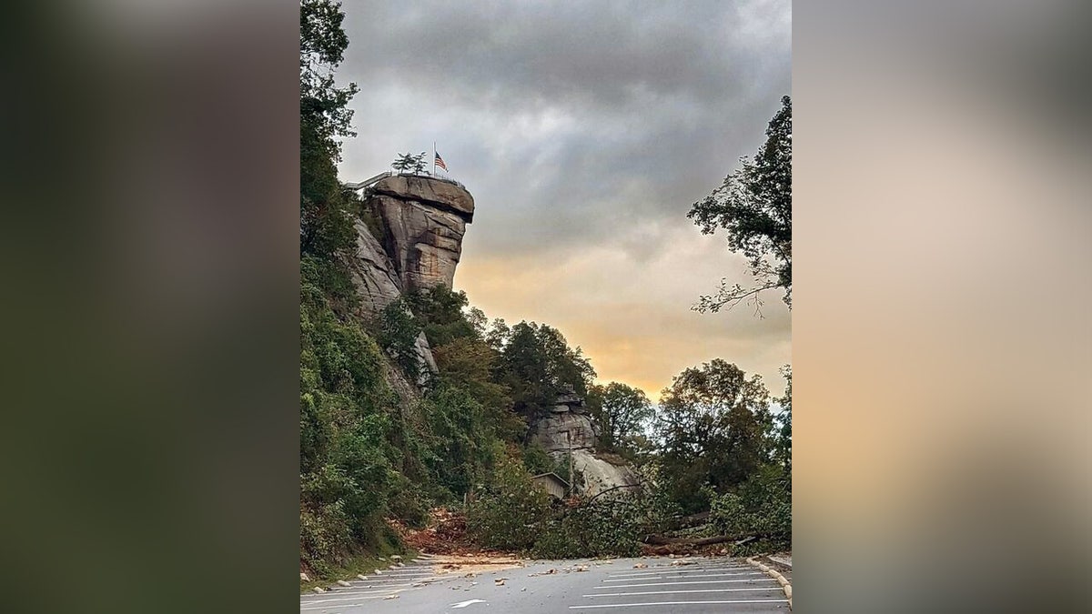 Se ve una bandera estadounidense en lo alto de un mirador del Parque Estatal de Chimney Rock, en medio de las secuelas del huracán Helene en el oeste de Carolina del Norte, devastado por la tormenta.