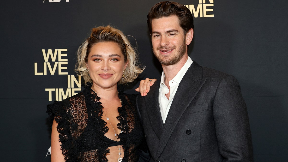 Florence Pugh dan Andrew Garfield di "Kita Hidup Dalam Waktu" premier