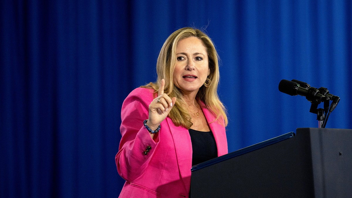 Debbie Mucarsel-Powell, ex representante y candidata demócrata al Senado por Florida, habla durante un acto con el presidente Biden, no en la foto, en el campus Dale Mabry del Hillsborough Community College en Tampa, Florida, el martes 23 de abril de 2024.