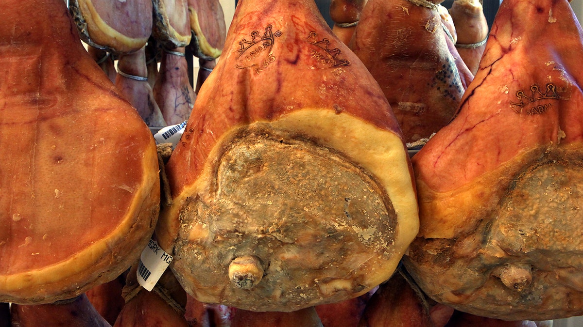 Prosciutto colgado para curar