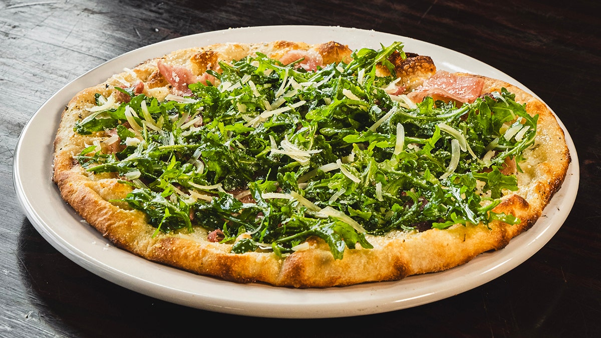 Prosciutto and arugula pizza