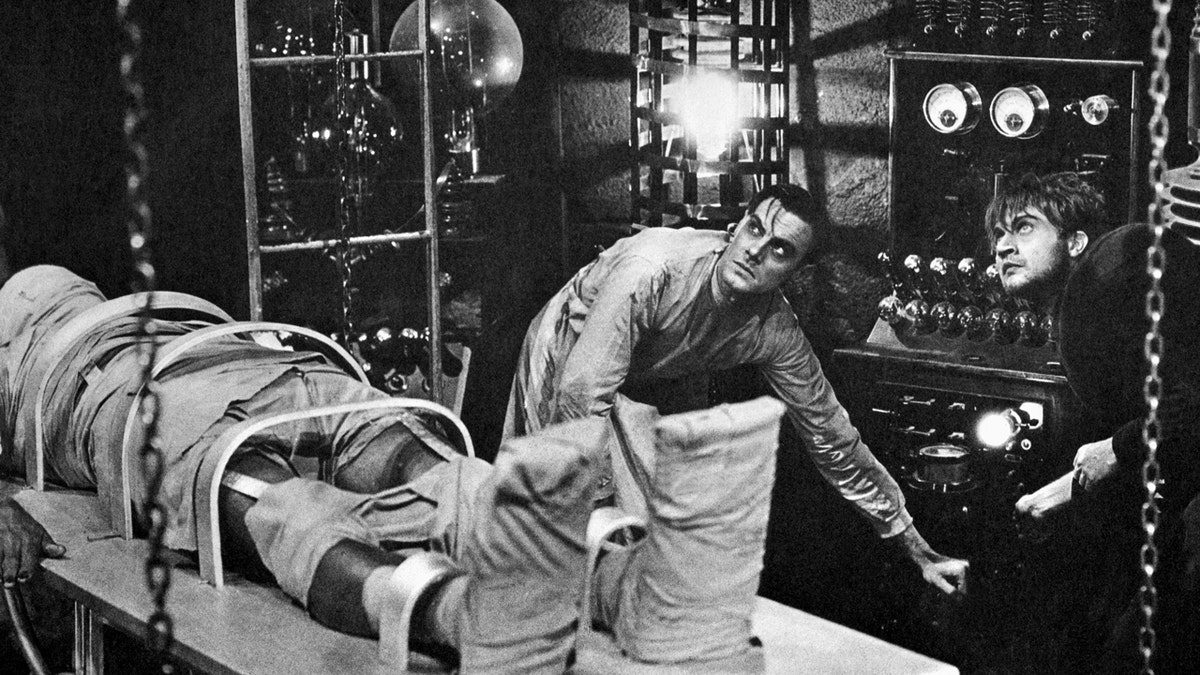 Sebuah adegan dari film tahun 1931 "Frankenstein oleh Mary Shelley" 