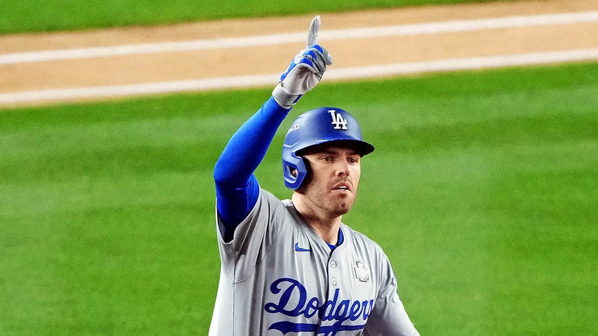 Freddie Freeman trots after the home run